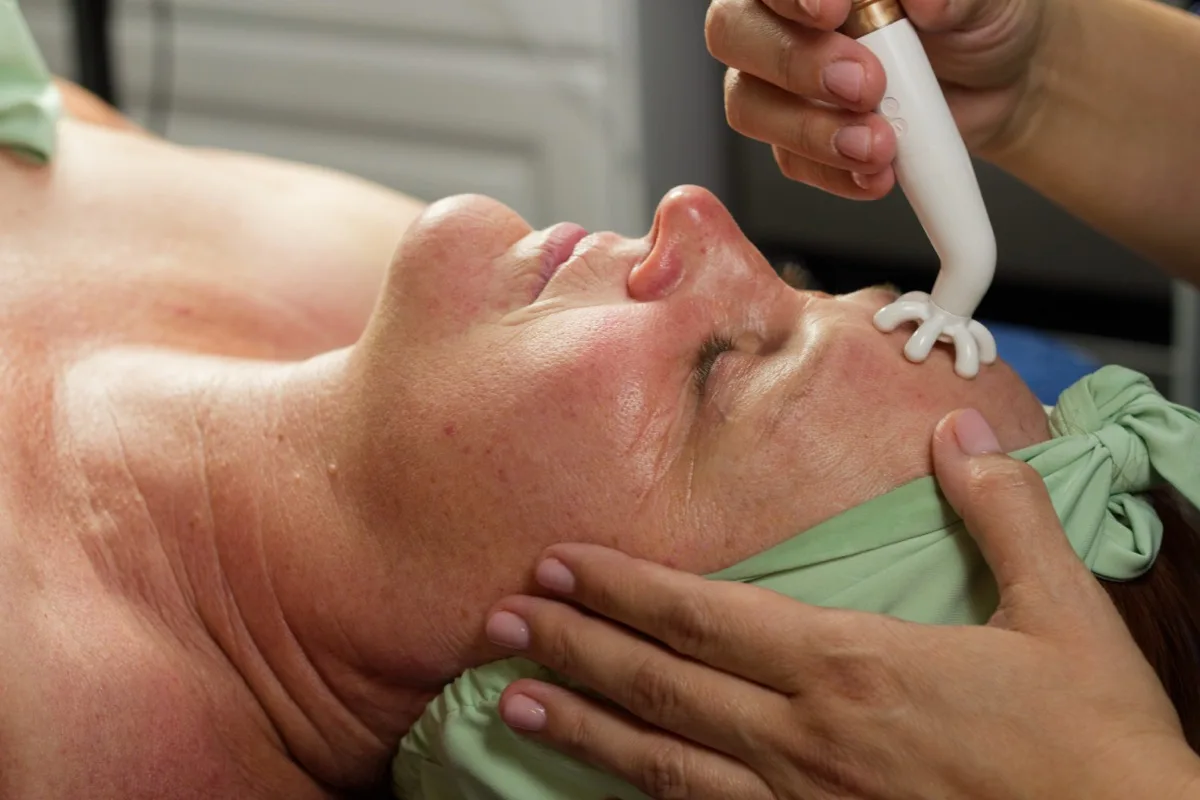 FasciaBlasting body treatment on back and shoulders