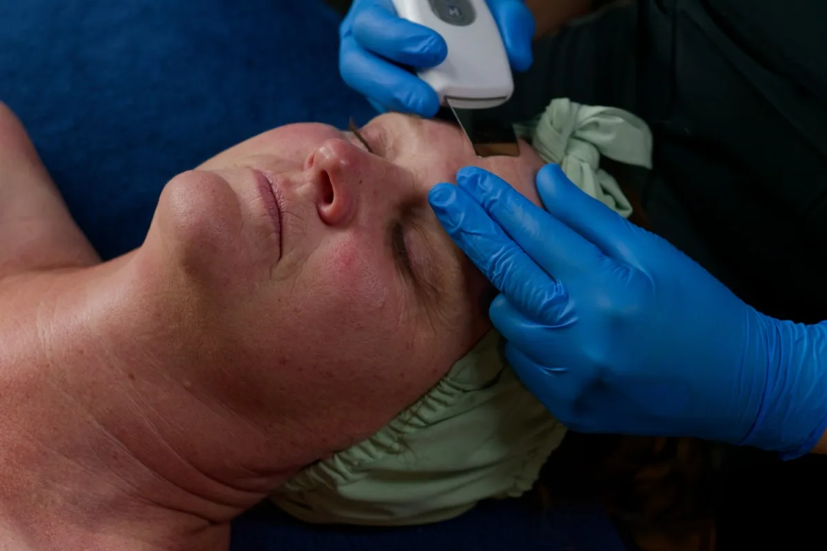 Skin scrubber ultrasonic spatula treatment